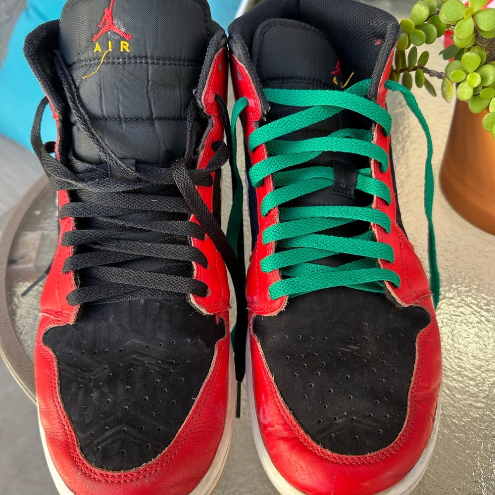 Nike Men's Red and Black Sneakers with Green Laces